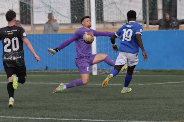 Fran aborta una ocasión del Melilla B (CANTERA UD MELILLA) Fran aborta una ocasión del Melilla B (CANTERA UD MELILLA)