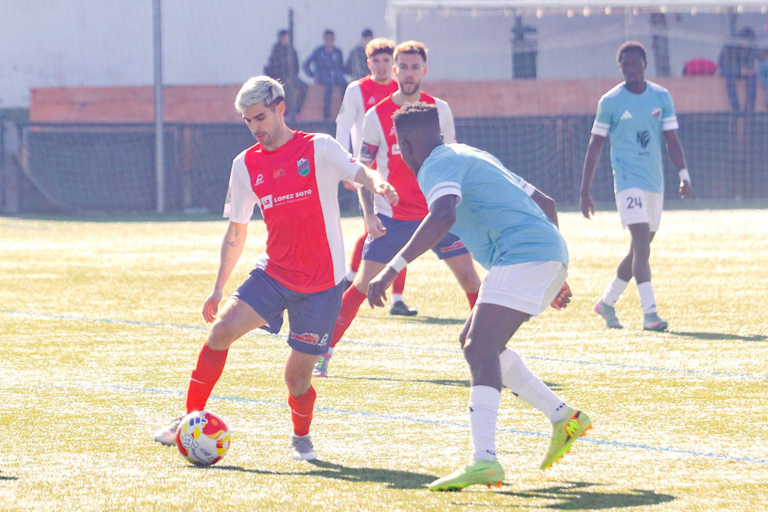 Peso protege el balón (GPMEDIA)
