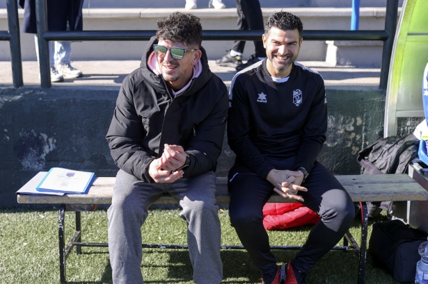 Levía Cantero en el banquillo junto a Manuel Estrella, componente del cuerpo técnico (GP MEDIA) Levía Cantero en el banquillo junto a Manuel Estrella, componente del cuerpo técnico (GP MEDIA)