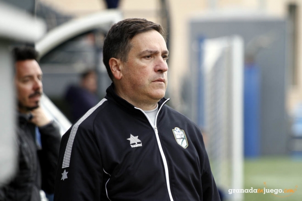 Miguel Ángel Crespo, entrenador del Cenes Crestanevada, durante un partido (J. PALMA)