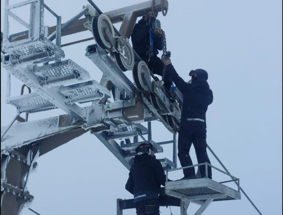 Operarios de Cetursa se afanan en la sustitución de poleas dañadas por el hielo. Archivo (SIERRA NEVADA)