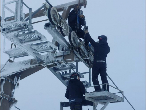 Operarios de Cetursa se afanan en la sustitución de poleas dañadas por el hielo. Archivo (SIERRA NEVADA) Operarios de Cetursa se afanan en la sustitución de poleas dañadas por el hielo. Archivo (SIERRA NEVADA)