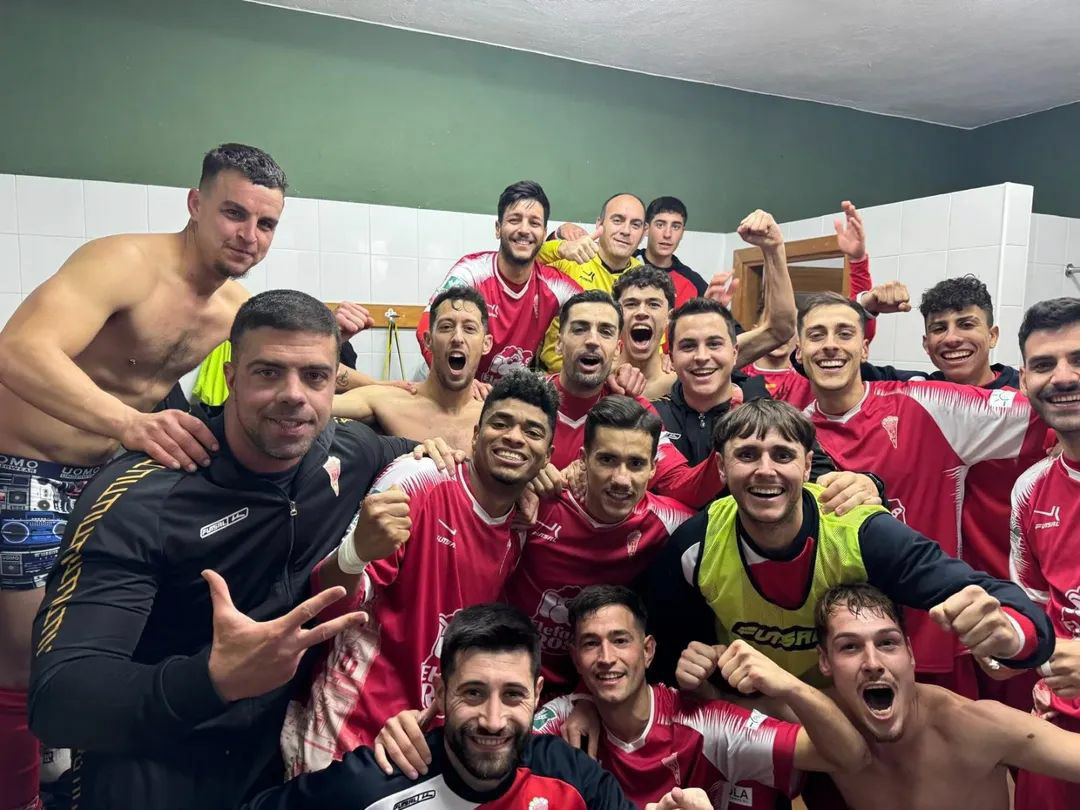 Alberto Chacón celebra un triunfo con sus jugadores (GUADIX CF)