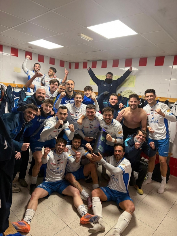 Los jugadores lojeños celebran la victoria en el vestuario a la conclusión del encuentro (LOJA CD) Los jugadores lojeños celebran la victoria en el vestuario a la conclusión del encuentro (LOJA CD)