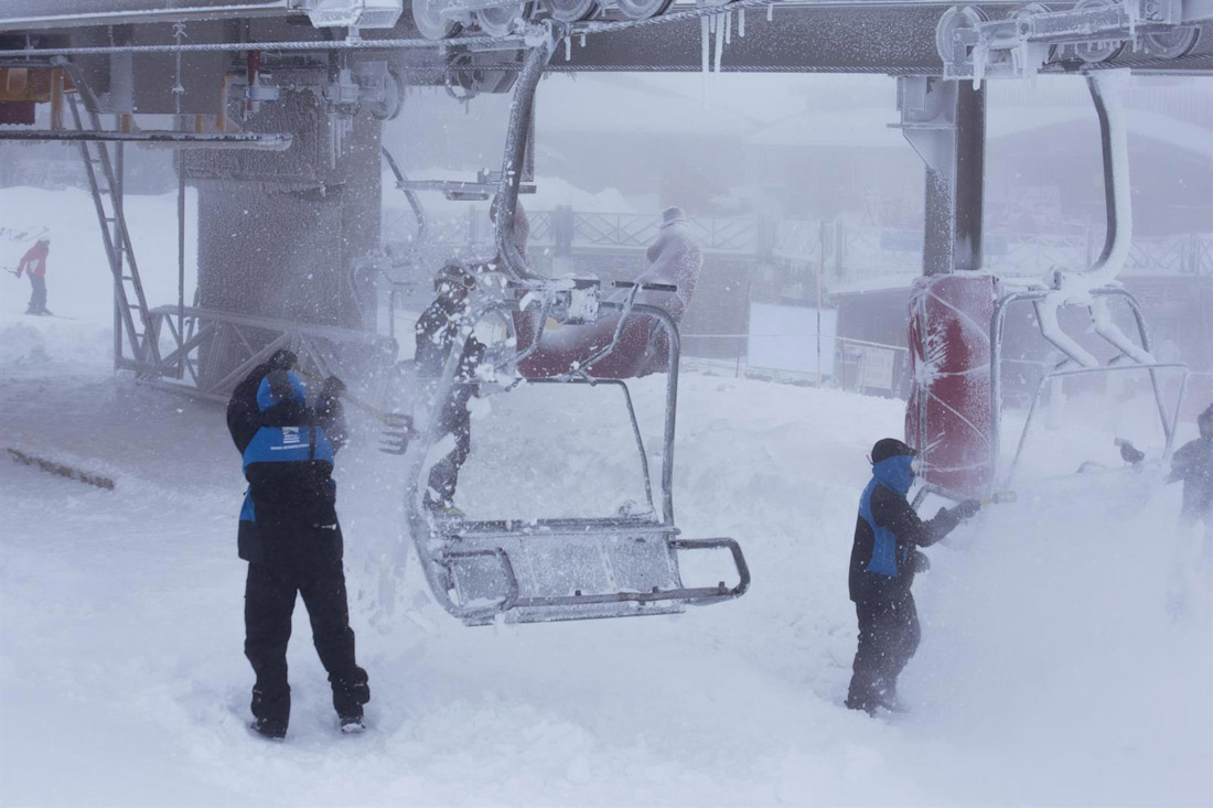 Trabajos de desbloqueo de remontes en Sierra Nevada (GUILLE SÁNCHEZ)