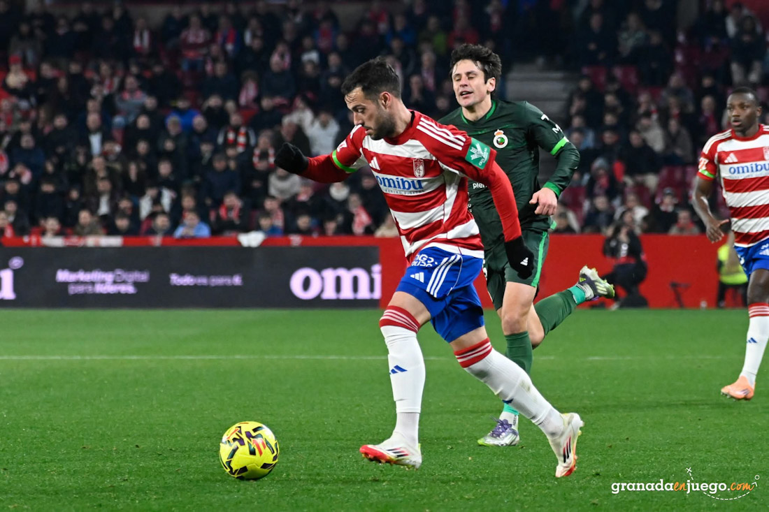Arnáiz en un lance del partido (JOSÉ M. BALDOMERO)