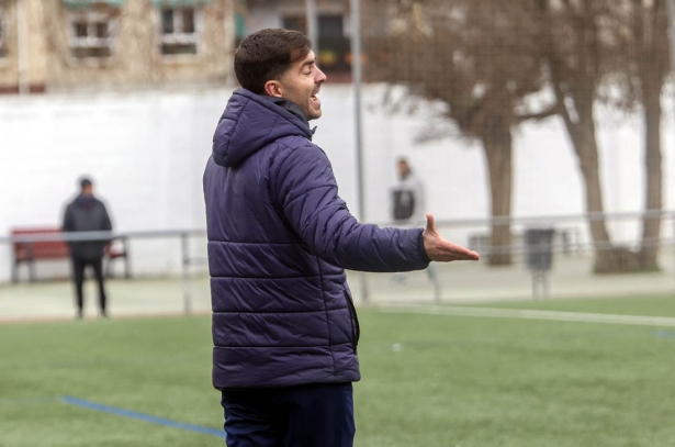 Julio Franco, entrenador del Vandalia de Peligros, en el partido ante el Granada C (GP MEDIA) Julio Franco, entrenador del Vandalia de Peligros, en el partido ante el Granada C (GP MEDIA)