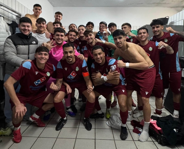Emilio, en el centro de la imagen, con el puño levantado celebrando la victoria en Pulianas (ATARFE INDUSTRIAL) Emilio, en el centro de la imagen, con el puño levantado celebrando la victoria en Pulianas (ATARFE INDUSTRIAL)