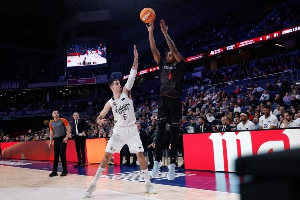 Jassel Pérez lanza un triple ante el Real Madrid (ACB PHOTO/V. CARRETERO)
