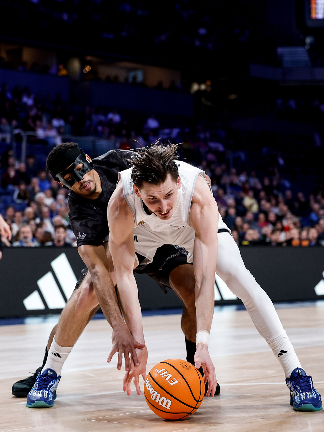 Ngouama pelea con Kramer por el balón (REAL MADRID BALONCESTO)