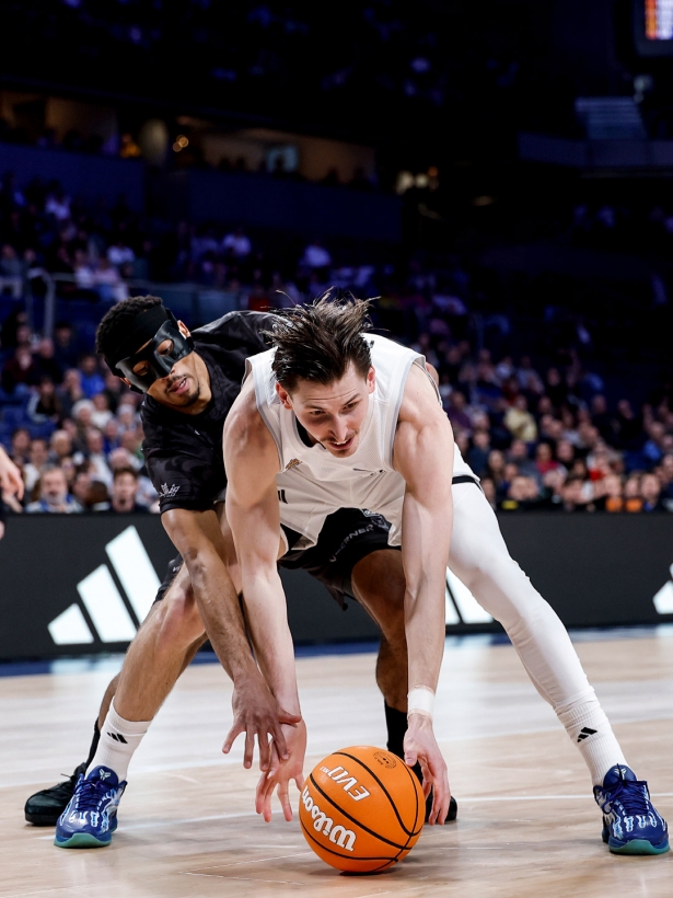 Ngouama pelea con Kramer por el balón (REAL MADRID BALONCESTO) Ngouama pelea con Kramer por el balón (REAL MADRID BALONCESTO)