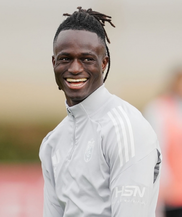 Baba Diocou, jugador del Granada CF, durante un entrenamiento (GCF) Baba Diocou, jugador del Granada CF, durante un entrenamiento (GCF)
