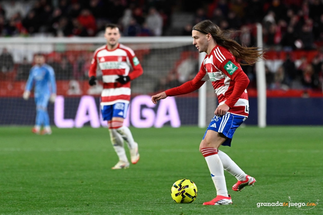 Izan González durante el partido ante el Real Valladolid (JOSÉ M. BALDOMERO)