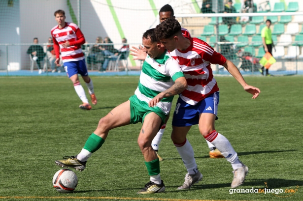 Ezequiel, jugador del Céltic CF, aguanta el balón ante un jugador del filial del Granada CF (J. PALMA) Ezequiel, jugador del Céltic CF, aguanta el balón ante un jugador del filial del Granada CF (J. PALMA)