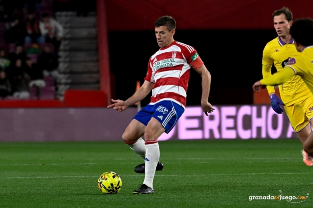 Alcaraz volvió a dar una lección de fútbol (J.M. BALDOMERO) Alcaraz volvió a dar una lección de fútbol (J.M. BALDOMERO)