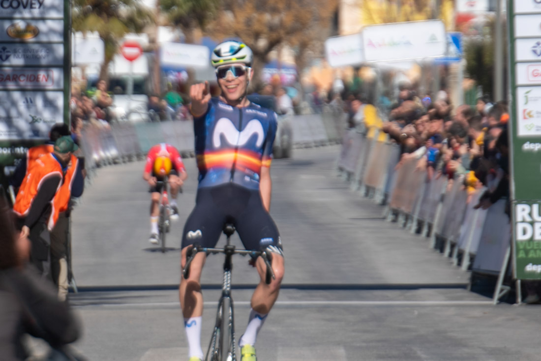 Iván Romeo entra victorioso en la meta de Otura (GPMEDIA)