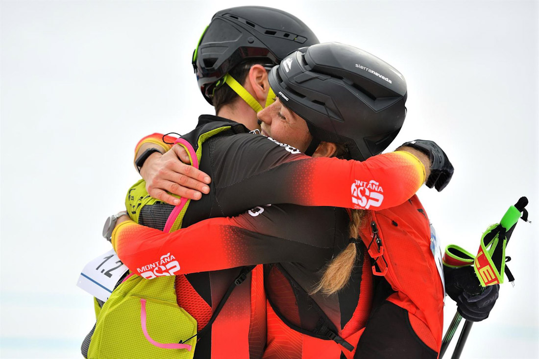 Los españoles Ana Alonso y Oriol Cardona se abrazan en la Copa del Mundo de Esquí de Montaña (EUROPA PRESS/CONTACTO/DAVIDE VANINETTI/IPA SPORT /)