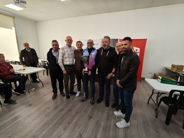 Aumentur La Zubia con la copa de campeón 