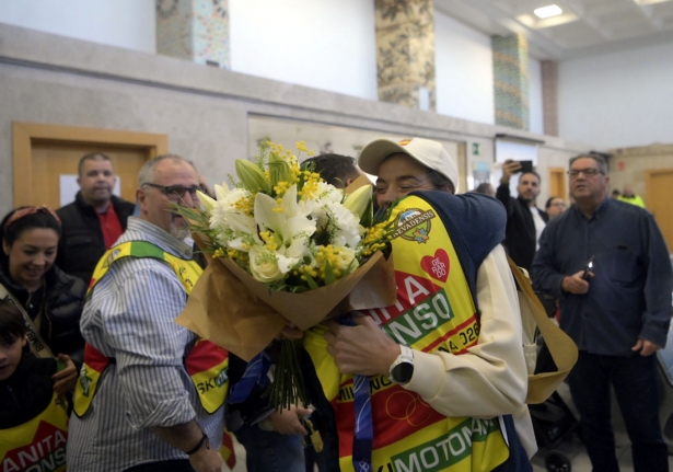 Ana Alonso recibió la felicitación de familiares y amigos a su llegada a Granada (GP MEDIA)