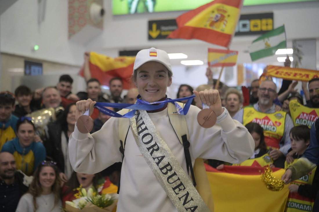Ana Alonso posa con sus dos medallas olímpicas a su llegada al aeropuerto de Granada (GP MEDIA)
