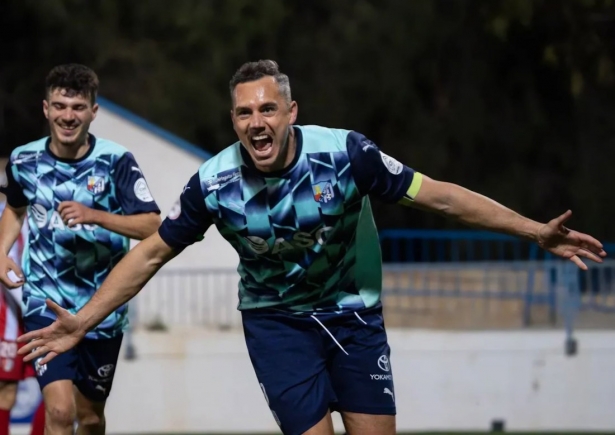 Antonio López celebra su gol al Arenas (CF MOTRIL)