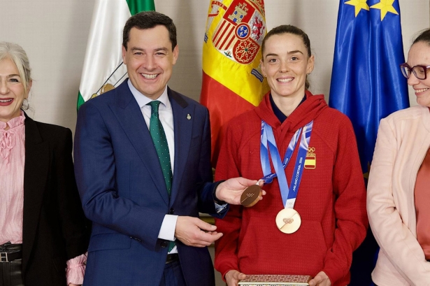 El presidente de la Junta de Andalucía, Juanma Moreno, se reúne con la esquiadora de montaña Ana Alonso, ganadora de dos medallas de bronce en los recientes Juegos Olímpicos de Milán-Cortina. A 02 de marzo de 2026 (EDUARDO BRIONES - EUROPA PRESS)