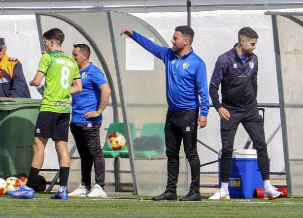 Manuel Moreno `Rizos`, entrenador del CD Huétor Vega, en un momento del partido ante la UD San Pedro (GP MEDIA)