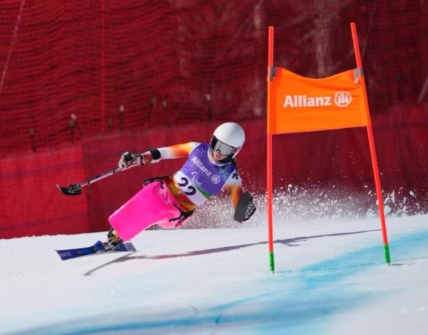 La esquiadora española Audrey Pascual durante el descenso de los Juegos Paralímpicos de Milán y Cortina (MIKAEL HELSING/CPE)