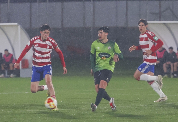 Una acción del derbi disputado el pasado miércoles entre Recreativo Granada y CD Huétor Vega (GP MEDIA) Una acción del derbi disputado el pasado miércoles entre Recreativo Granada y CD Huétor Vega (GP MEDIA)