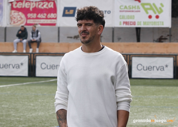Leví Cantero, entrenador del Churriana CF, durante un partido en casa (J. PALMA)