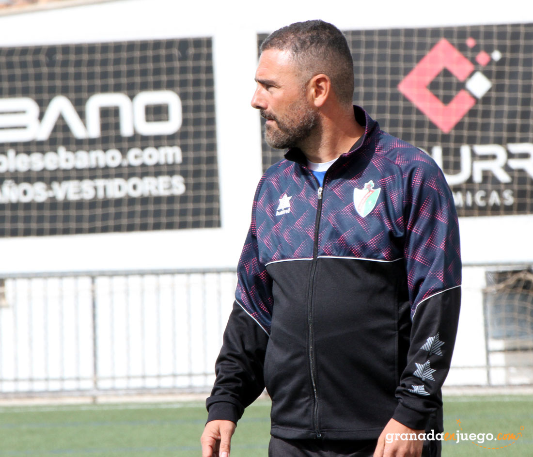 Manuel Moreno `Rizos`, entrenador del CD Huétor Vega, durante un partido (J. PALMA)
