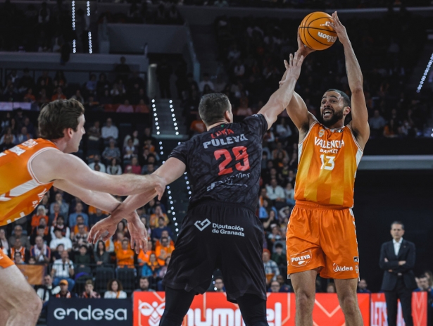 Bozic intenta taponar un lanzamiento de Valencia (MIGUEL ÁNGEL POLO / ACB PHOTO)