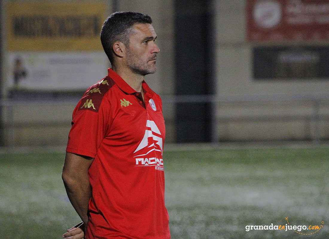 Jorge Molina, entrenador del Arenas de Armilla, durante un partido (J. PALMA)