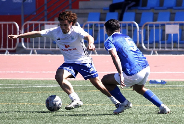 Jorge Ruíz ante Marfil en un lance del partido (J. PALMA) Jorge Ruíz ante Marfil en un lance del partido (J. PALMA)