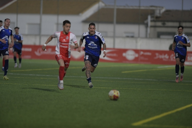 Isra Peláez persigue a un jugador del Torreperogil (GPMEDIA)