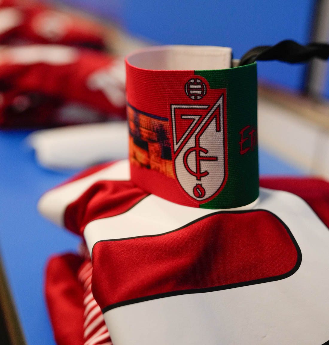 Camiseta rojiblanca con el brazalete de capitán en el vestuario de Las Palmas (GCF)