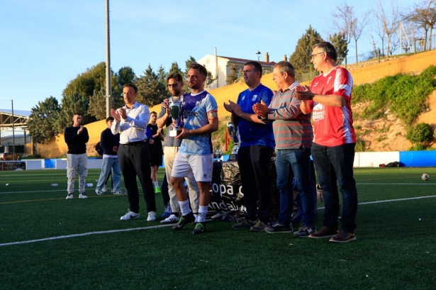 El Atlético Monachil recibe el trofeo de subcampeón de Copa (DIEGO LEMUS)