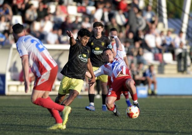 Migue García pugna por el balón ante la presencia de Marco (GP MEDIA)