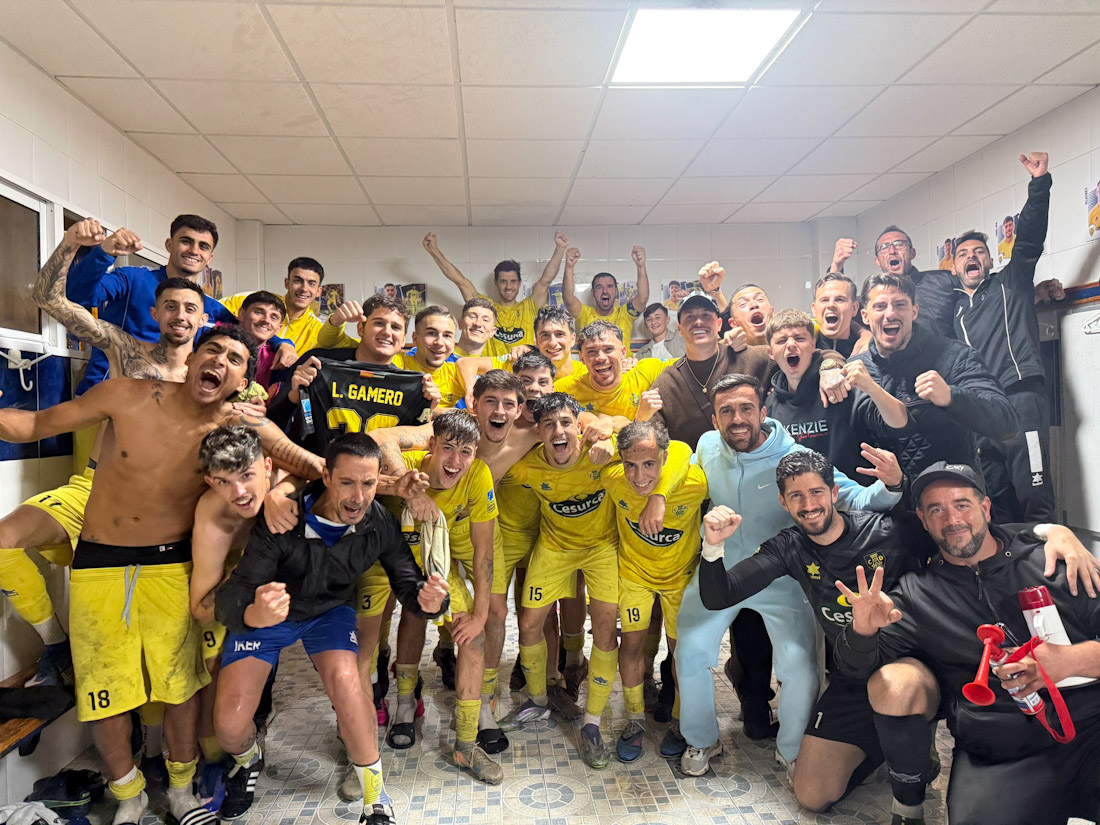 El CD Huétor Tájar celebra la victoria (CD HUÉTOR TÁJAR)