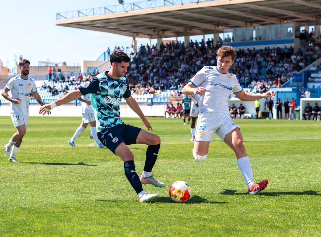 El motrileño Manu López avanza con el balón ante Cerrato (SEMANARIO MUCHO DEPORTE