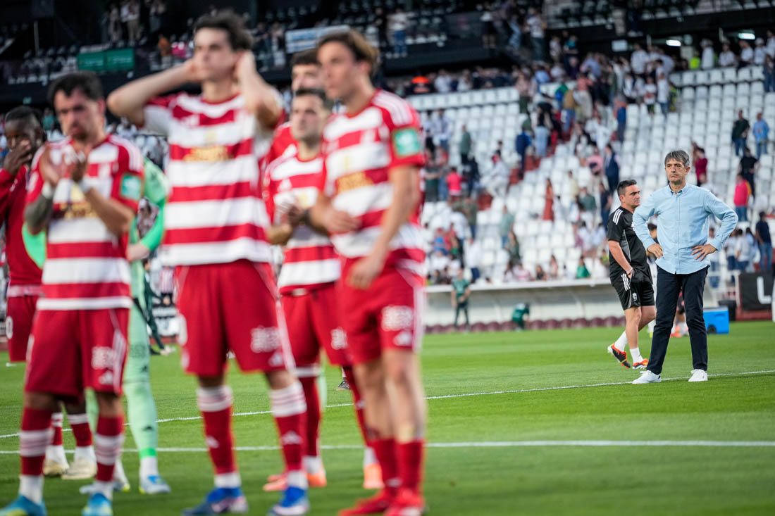 Pacheta, al fondo, observa como sus jugadores piden disculpas a los aficionados desplazados a Albacete (LOF)