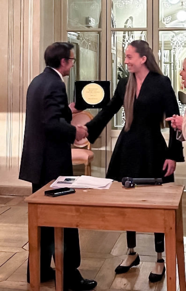 Audrey Pascual recibe el galardón (FIS) Audrey Pascual recibe el galardón (FIS)