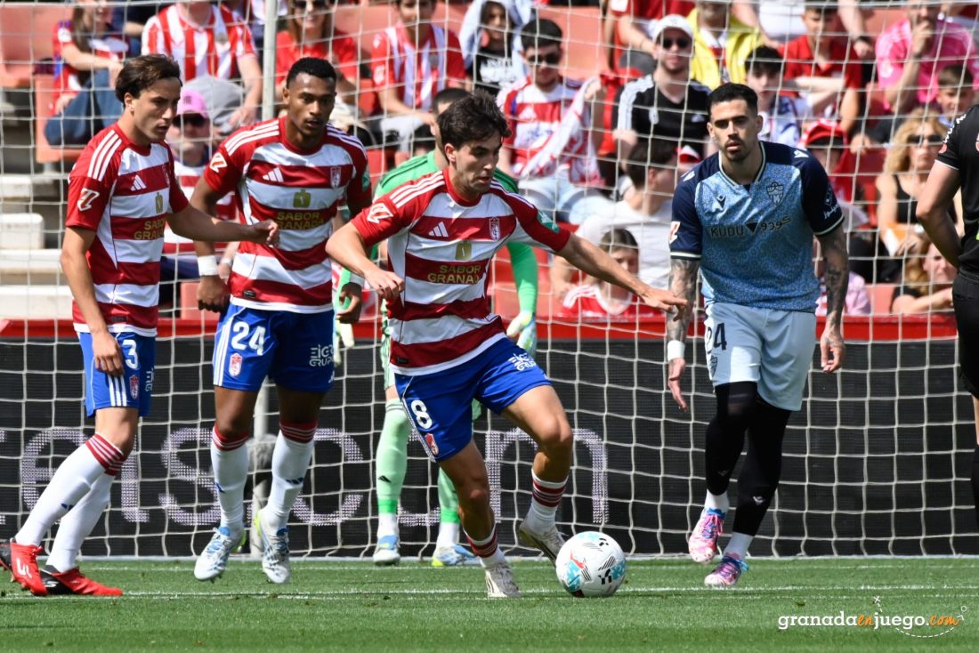 El Granada no pudo competir contra el Almería (J.M. BALDOMERO)
