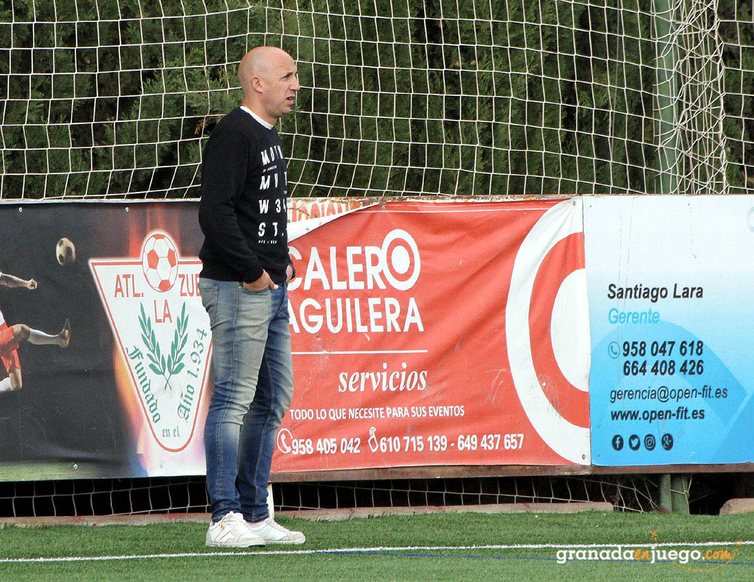Óscar Gómez, entrenador del Cúllar Vega CF, durante un partido (J. PALMA)
