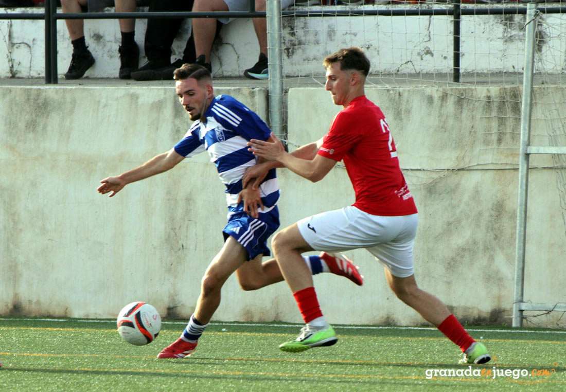 Álvaro se escapa de un jugador de un jugador del Águilas de Zujaira (J. PALMA)