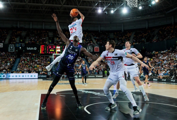 Jassel Pérez coge un rebote (ACB Photo / AITOR ARRIZABALAGA) Jassel Pérez coge un rebote (ACB Photo / AITOR ARRIZABALAGA)