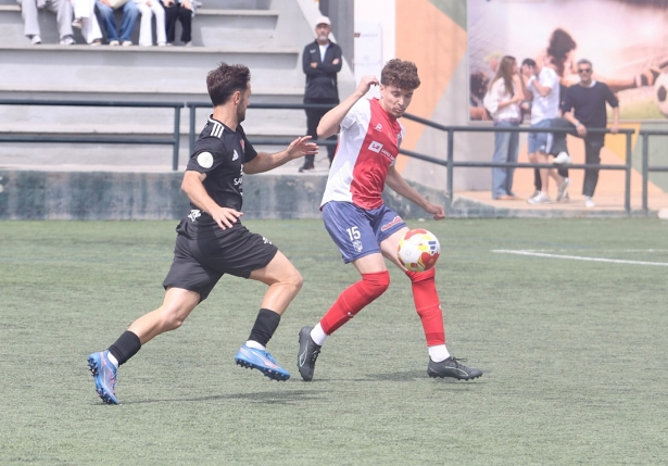 Maldonado controla el balón ante un jugador del Torredonjimeno (GPMEDIA) Maldonado controla el balón ante un jugador del Torredonjimeno (GPMEDIA)
