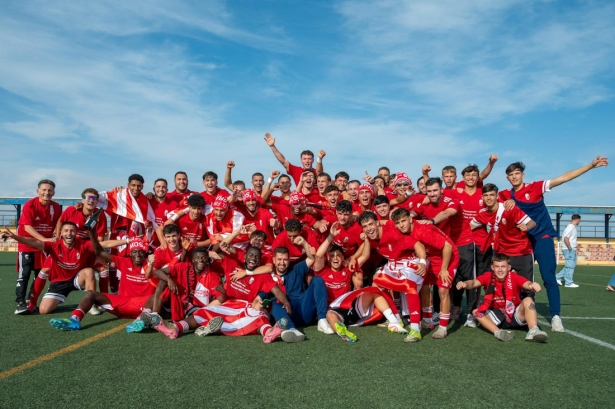 El juvenil del Granada CF celebra el campeonato logrado (YOUSSEF BOUZIDI) El juvenil del Granada CF celebra el campeonato logrado (YOUSSEF BOUZIDI)