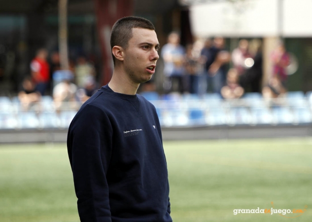 Emilio García, entrenador del Atlético Monachil, en el encuentro ante el Vandalia de Peligros (J. PALMA)