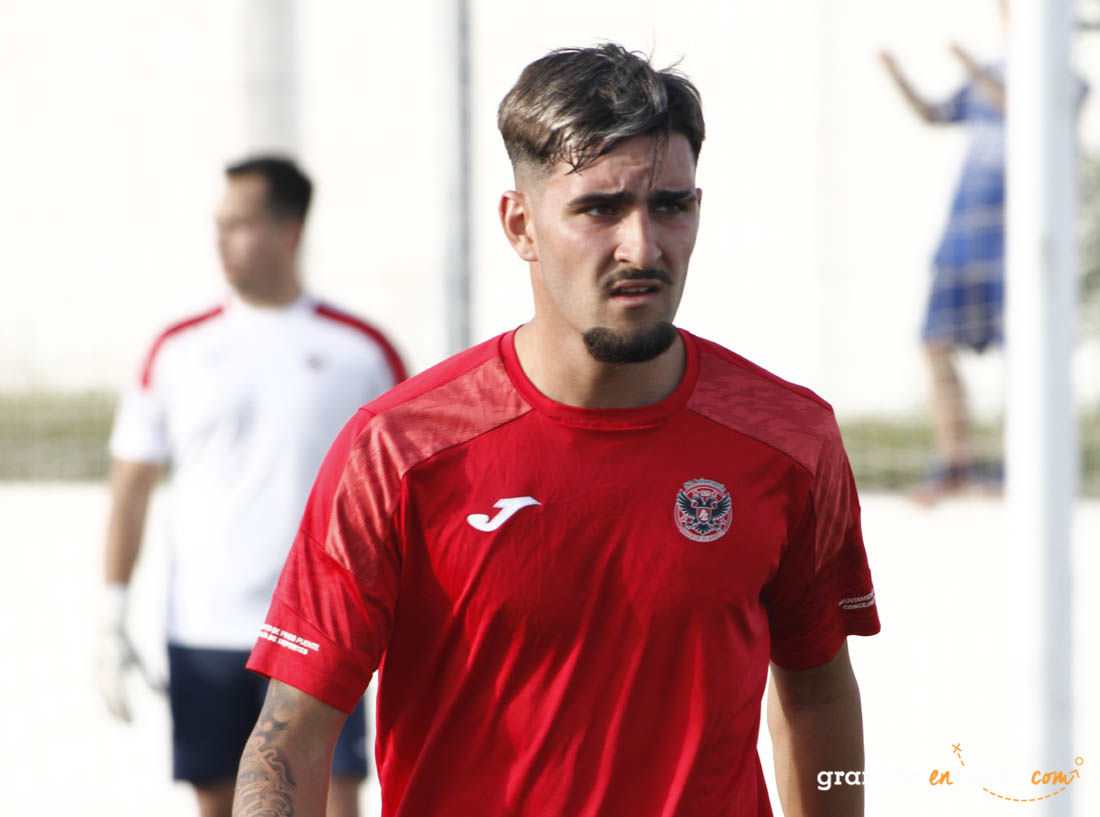 Juanan, jugador del Águilas de Zujáira, en el partido ante el Granada C (J. PALMA)